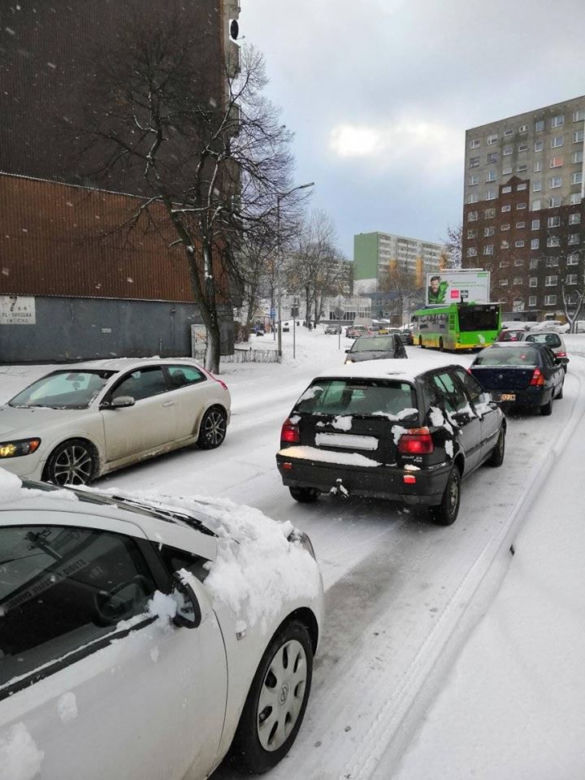 Śląsk: Autobusy nie są w stanie podjechać pod górę. Tworzą się korki