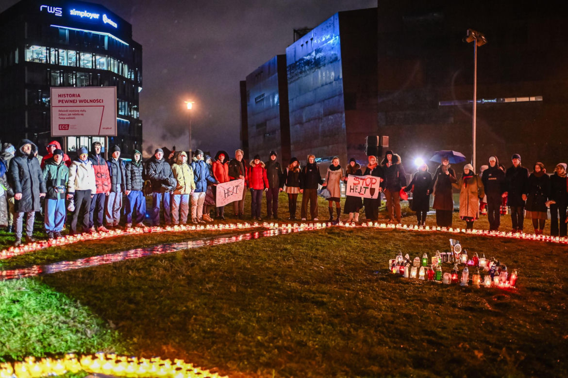 Gdańsk. "Rocznica śmierci Pawła Adamowicza. Na pl. Solidarności zapłonęło Wielkie Serce [ZDJĘCIA]. 