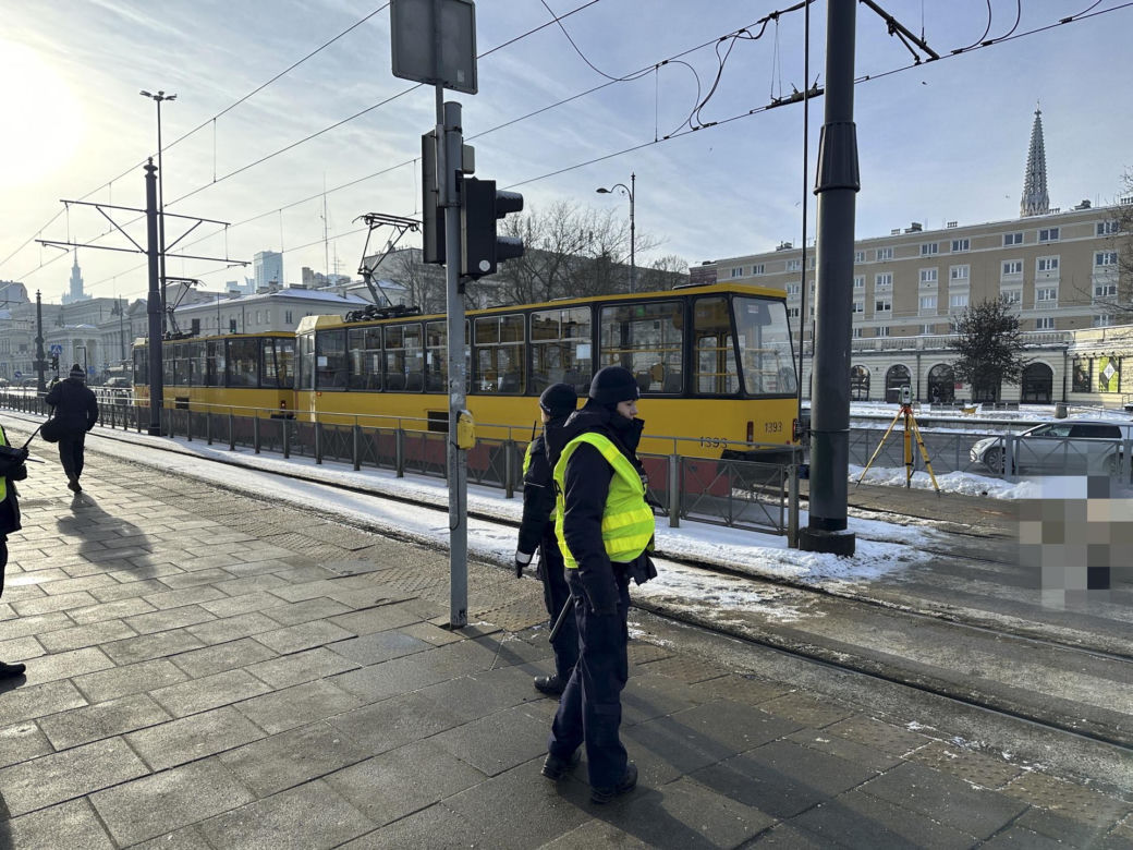 Potrącenia pieszej przez tramwaj na przystanku Ratusz-Arsenał