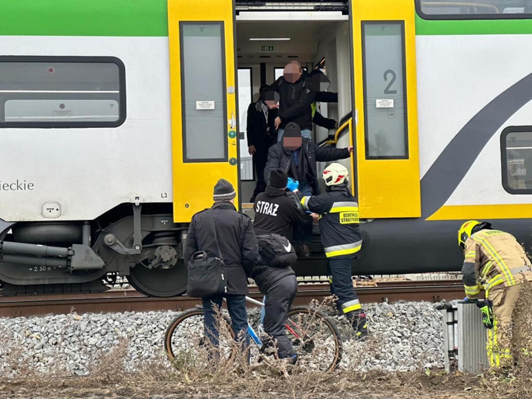 Ożarów Mazowiecki. Młody mężczyzna zginął pod kołami pociągu. Policja wyjaśnia okoliczności wypadku
