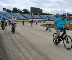 Rowerowa Stolica Polski - kręcili kilometry na stadionie w Lesznie
