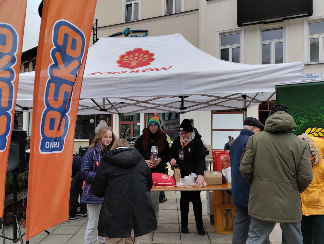 WOŚP 2024. Dziennikarze Radia ESKA rozgrzewają Tarnów pysznym żurkiem!
