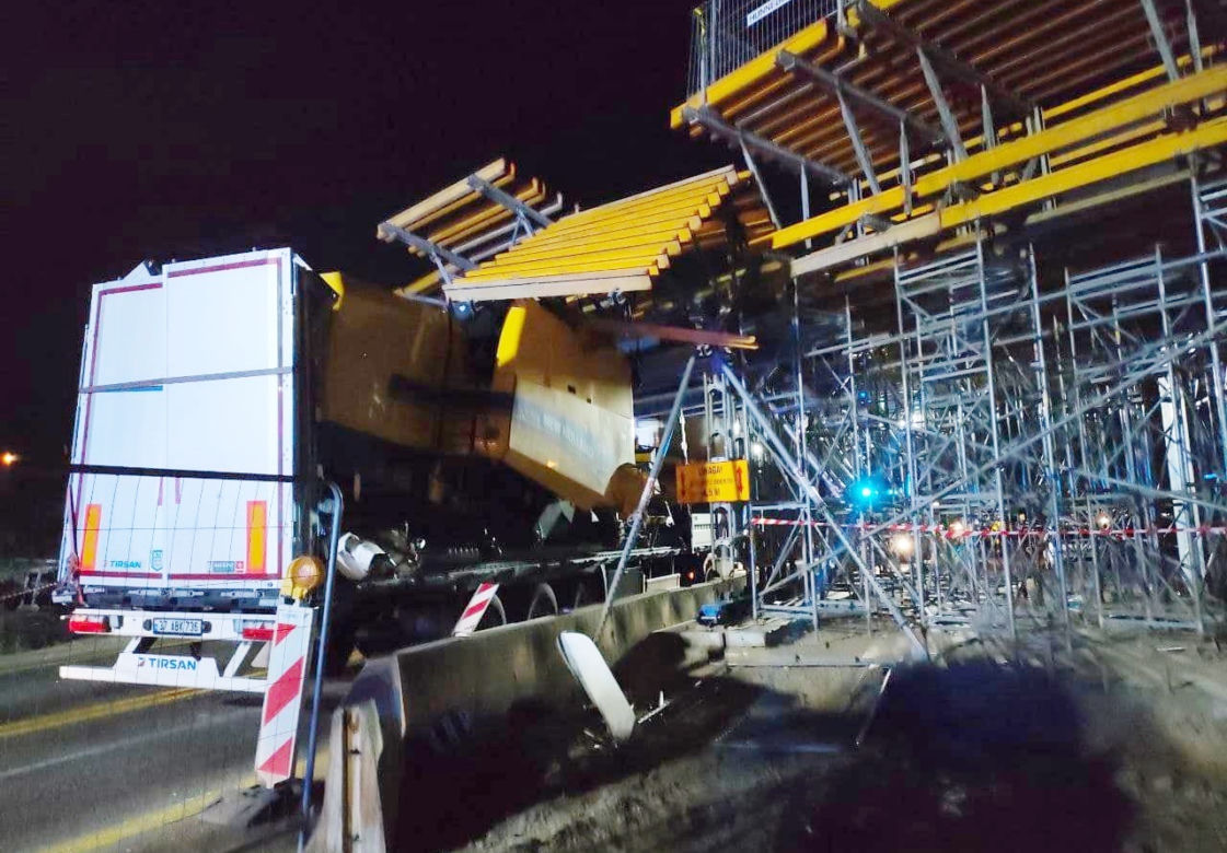 TIR na DK1 zniszczył konstrukcję nowego wiaduktu