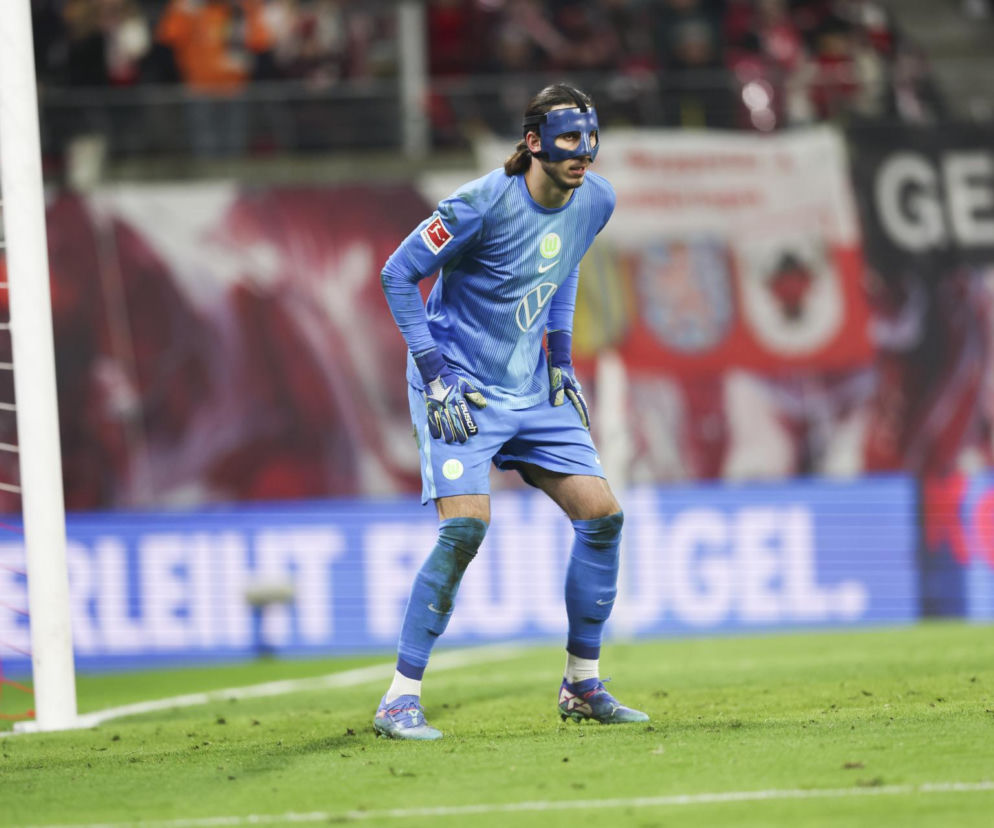 Kamil Grabara w masce ochronnej na boisku. O transferze bramkarza do Juventusu przeczytasz na Eska.