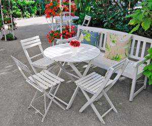 Białe meble w stylu shabby chic