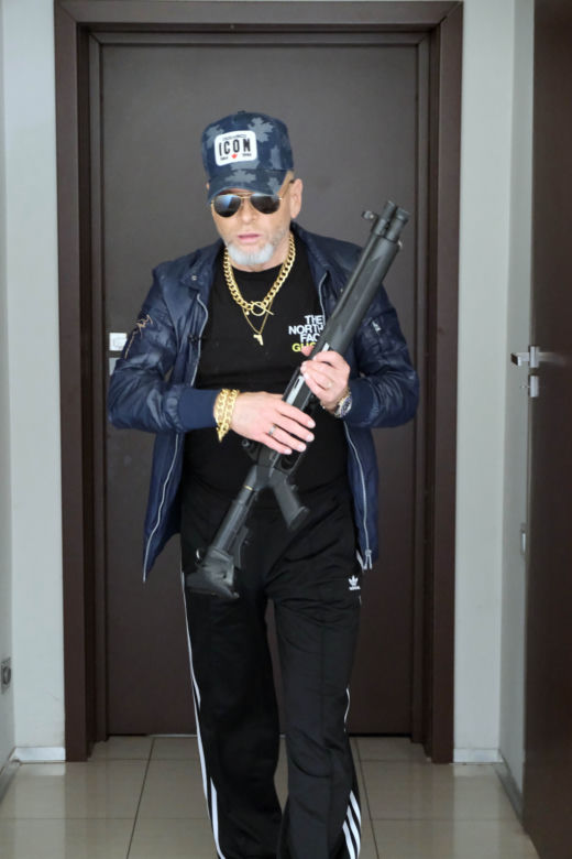 Krzysztof Rutkowski. Śpi z bronią i z różańcem