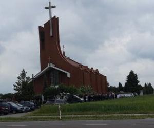 Pogrzeb 23-letniego Mateusza K. z Warszawy. Zostawił żonę i córeczkę, ciało znaleziono na brzegu Wisły [RELACJA]