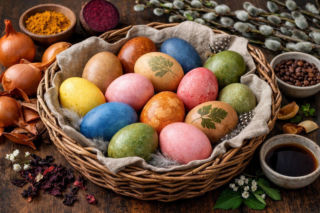 Jak zrobić pisanki naturalnymi barwnikami? Efekt zachwyca bardziej niż sklepowe farbki