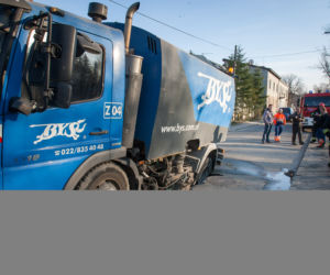 Jezdnia zapadła się pod śmieciarką