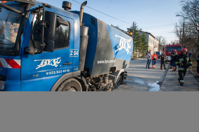 Jezdnia zapadła się pod śmieciarką
