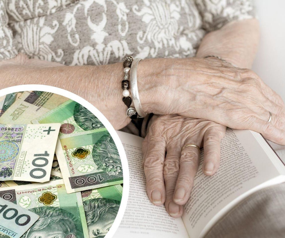 Dłonie seniorki na książce, obok miniatura z banknotami 100 zł. O zyskach dla emerytów przeczytasz na Eska.