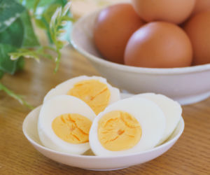 Masz jajka na twardo po świętach? Lepiej to przeczytaj, zanim je wyrzucisz