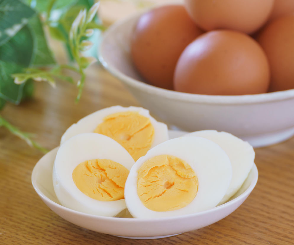 Masz jajka na twardo po świętach? Lepiej to przeczytaj, zanim je wyrzucisz