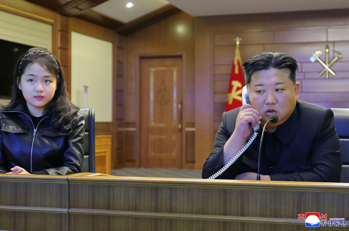 Korea Płn./ Przywódca Kim Dzong Un z 13-letnią córką testowali nowe pistolety