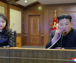 Korea Płn./ Przywódca Kim Dzong Un z 13-letnią córką testowali nowe pistolety