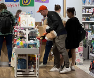 Antek Królikowski kupił maskotkę królika dla syna na dzień dziecka