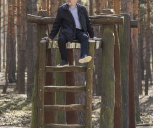 Karol Karski w lesie