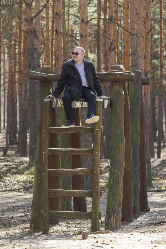 Karol Karski w lesie