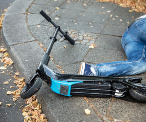 Miał zakrwawioną twarzą i tracił kontakt z rzeczywistością! Chwilę wcześniej rąbnął głową o chodnik