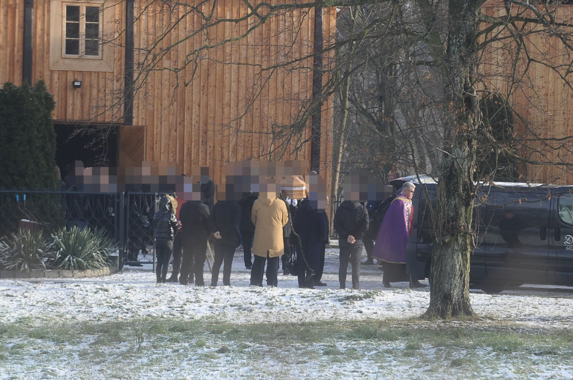 Ciało Igora spoczęło w zmarzniętej ziemi. Tłum żegnał 19-latka