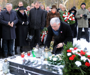 Jarosław Kaczyński na Powązkach składa kwiaty 8 miesięcy po katastrofie 