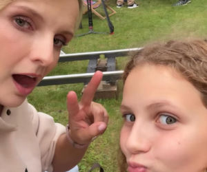 M jak miłość. Weronika (Ewelina Kudeń-Nowosielska), Pola (Hania Nowosielska) na planie