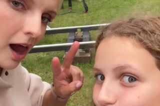 M jak miłość. Weronika (Ewelina Kudeń-Nowosielska), Pola (Hania Nowosielska) na planie