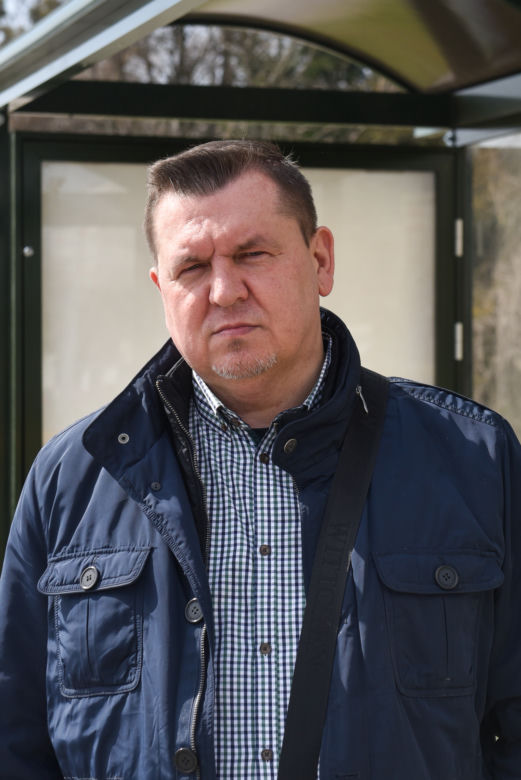 Arkadiusz Brodziński czeka na przystanku, na którym nie stają autobusy