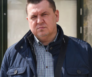 Arkadiusz Brodziński czeka na przystanku, na którym nie stają autobusy