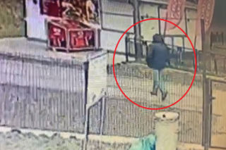 Poznań: Zaatakował kobietę pałką i chciał zaciągnąć do lasu. Policja udostępniła nagranie