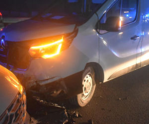 Pijany 17-latek uciekał przed policją. Uszkodził 6 pojazdów, zmusił funkcjonariuszy do manewru PIT