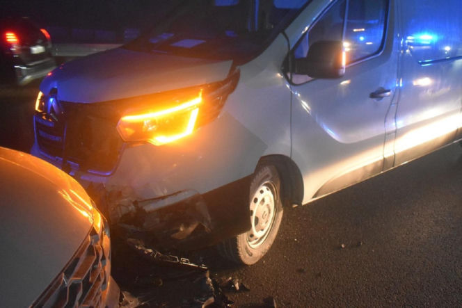 Pijany 17-latek uciekał przed policją. Uszkodził 6 pojazdów, zmusił funkcjonariuszy do manewru PIT