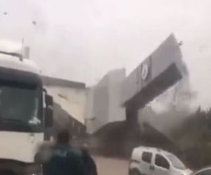 Wiatr przewrócił wieżę zegarową i tiry na ulicy! Armaggeddon w Turcji