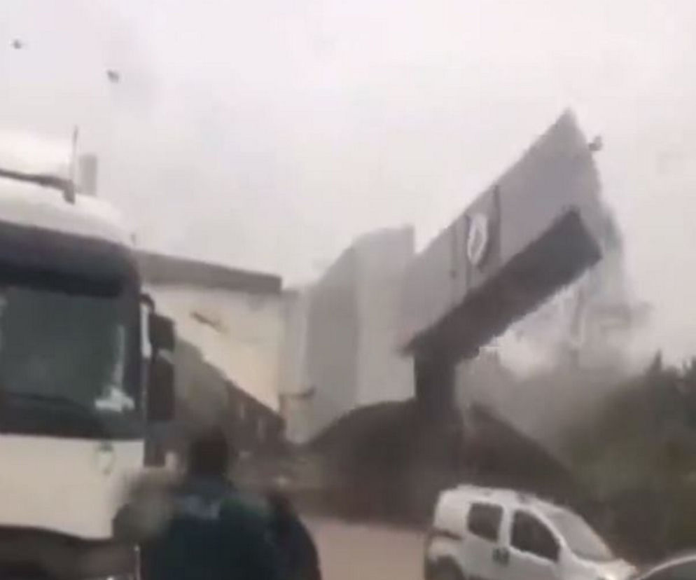 Wiatr przewrócił wieżę zegarową i tiry na ulicy! Armaggeddon w Turcji