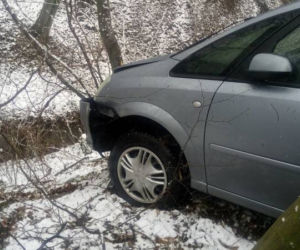 Jak do tego doszło? Samochód zmierzał prosto do potoku!