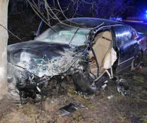 19-latek stracił kontrolę na łuku drogi. Do szpitala trafiły cztery osoby