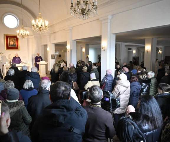 Zamieszanie na pogrzebie Dykiel. Ksiądz musiał interweniować!