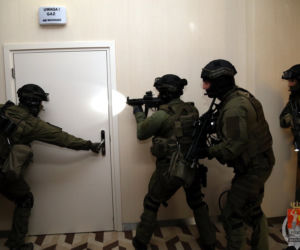 Ćwiczenia policji w hotelu Novotel Warszawa Centrum