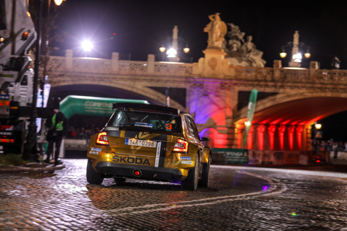 Złota Skoda Fabia R5 zespołu rajdowego Miko Marczyk Motorsport