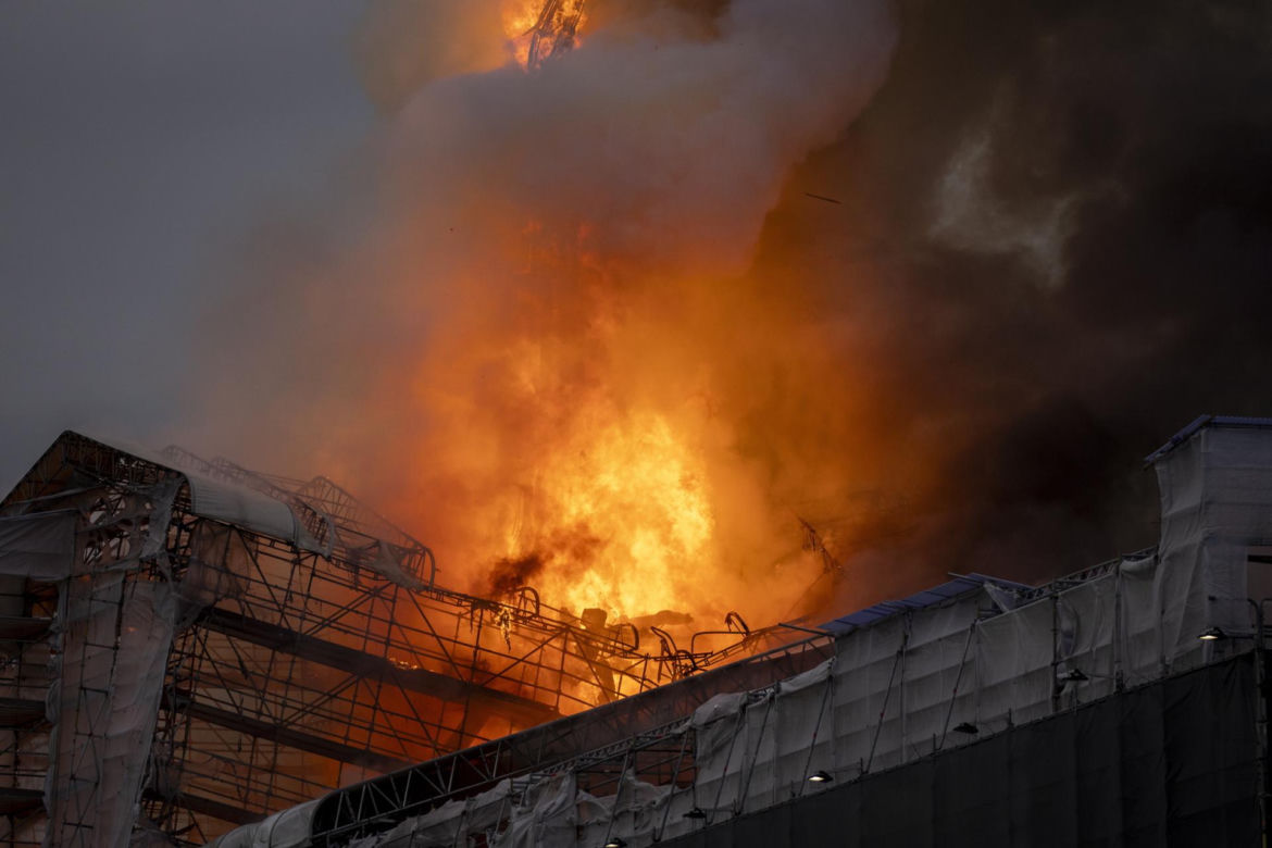 "Nasze Notre Dame" w ogniu! Runęła wieża! "400 lat dziedzictwa w płomieniach" 