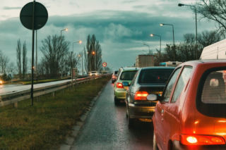 Olsztyn. Zaparkował auto NA ŚRODKU DROGI. Do akcji wkroczyło czterech mężczyzn
