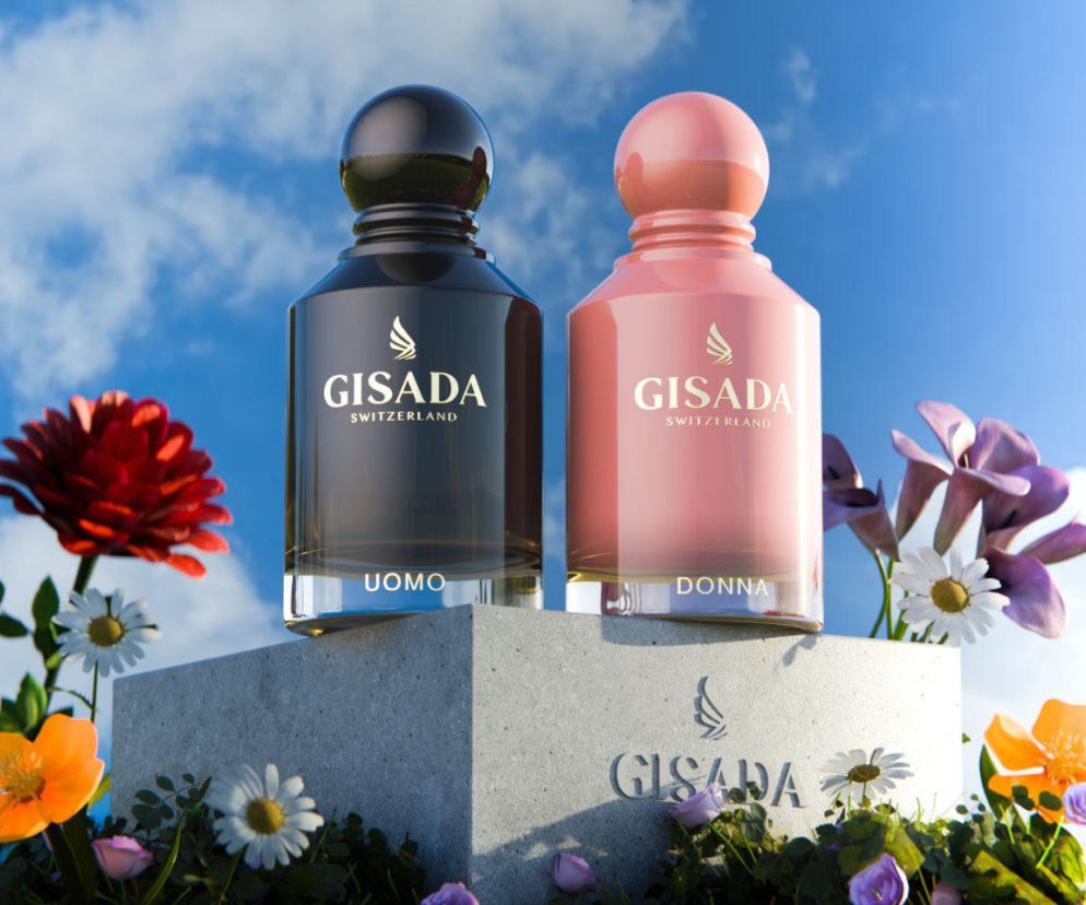 Flakony perfum Gisada Uomo i Donna na tle nieba. O letnich zapachach dla niej i dla niego przeczytasz w Eska.