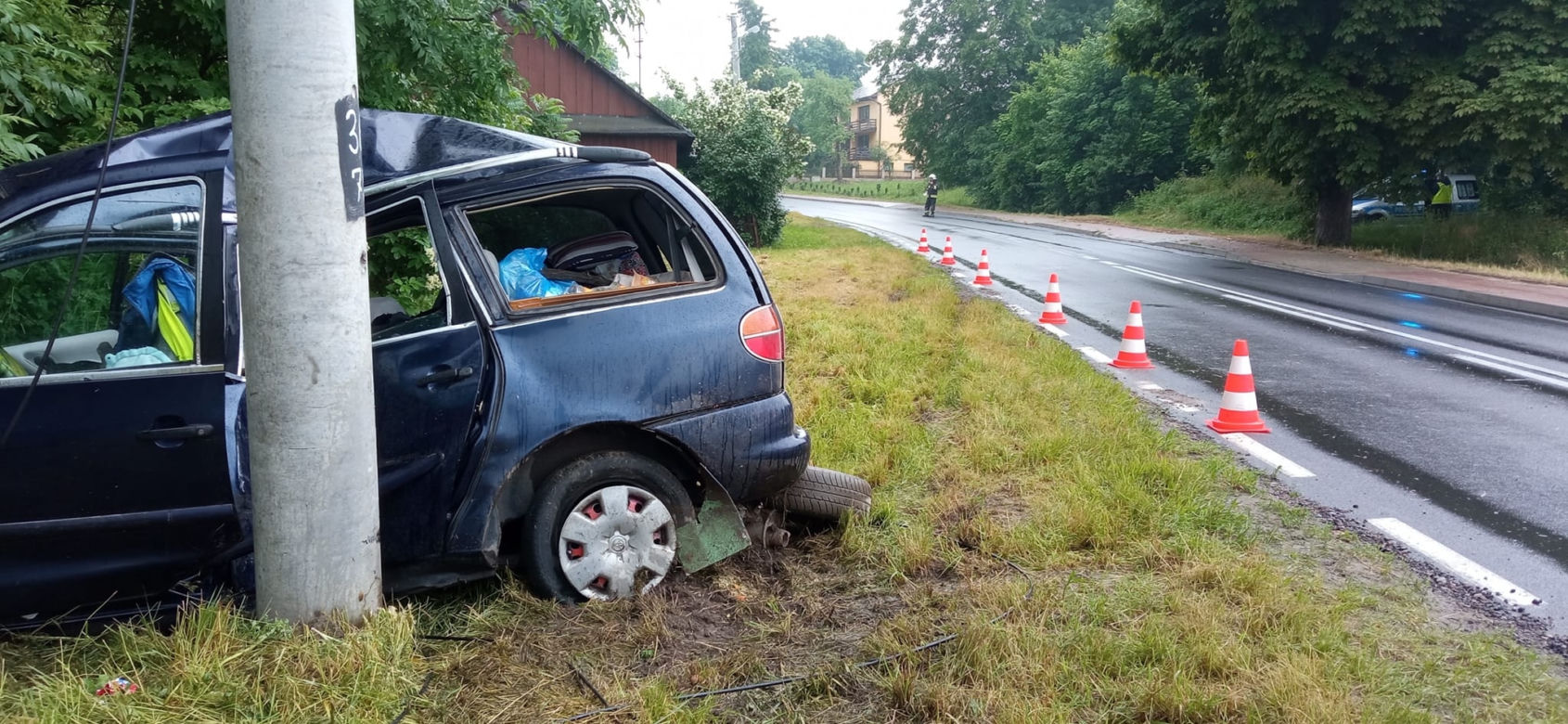 Jechali fordem, huknęli w słup. Dramat, strażacy musieli ich wycinać z wraku