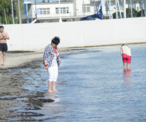 Senyszyn na plaży podrywa półnagich mężczyzn