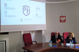 Ludzie, tarcza, dach? Co kryje nowe logo Uniwersytetu Przyrodniczo-Humanistycznego?