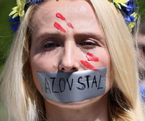 Siergiej Andriejew oblany czerwoną farbą. Protest pod Mauzoleum Żołnierzy Radzieckich
