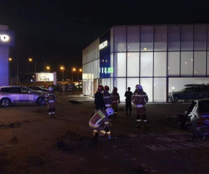 Mazda dachowała i „wpadła” do salonu samochodowego