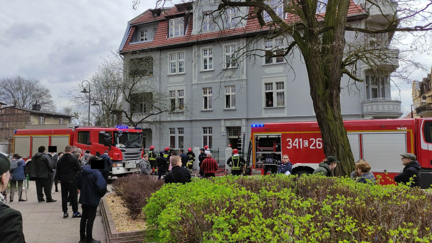 Pożar mieszkania w Toruniu. Dwie osoby w szpitalu, osiem zastępów straży w akcji