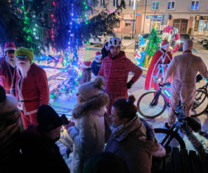 Mikołaje na rowerach wkręciły Łomżę w świąteczny klimat!
