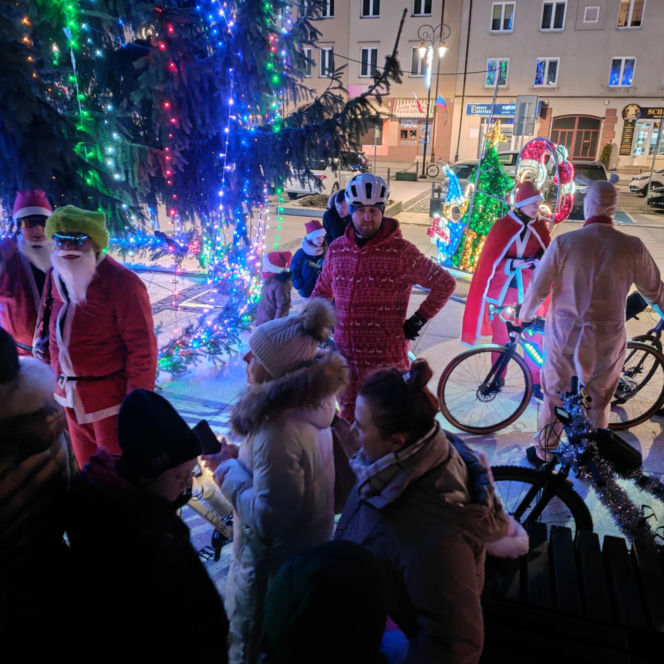 Mikołaje na rowerach wkręciły Łomżę w świąteczny klimat!